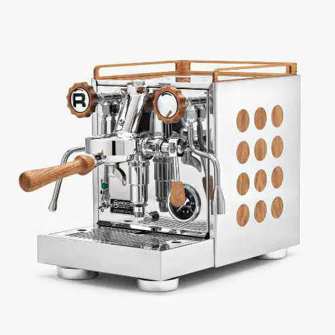 Rocket Appartamento espressomaskin i rustfritt stål med detaljer i tre og moderne design for kvalitetskaffe.