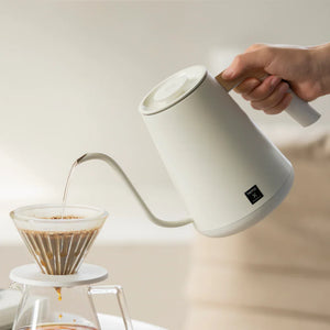 Hvit elektrisk vannkoker med smal tut og trehåndtak for presisjon i bryggingen fra Timemore, alt om kaffe.