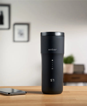 Elektrisk kaffetermos svart V2 - 355 ml på bord med digital temperaturvisning i moderne innendørsmiljø.