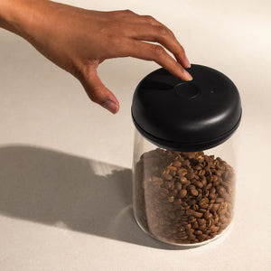 Glasskrukke med svart elektrisk vakuumlås for kaffebønner, del av Fellow, EspressoGear, Oppbevaring, Siste nytt, alt om kaffe