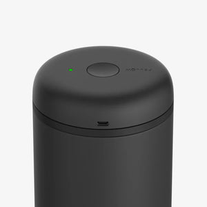Matt svart elektrisk vakuumoppbevaringskrukke for kaffe med LED-indikator, del av Fellow, Oppbevaring, Siste nytt, alt om kaffe.