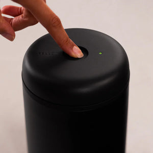 Svart elektrisk vakuumbeholder for kaffelagring med knapp og LED-indikator, del av Fellow, EspressoGear, Oppbevaring, Siste nytt, alt om kaffe.