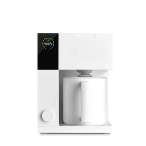 Moderne hvit kaffetrakter for håndbrygging med presisjon og kontroll, del av Fellow, alt om kaffe.