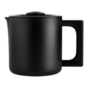 Svart isolert kaffekanne med stilren design og praktisk håndtak, del av Fellow, EspressoGear, alt om kaffe.