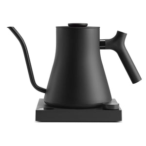 Svart elektrisk vannkoker med smal svanehals og kontrollknapp, del av Vannkoker, EspressoGear, alt om kaffe.