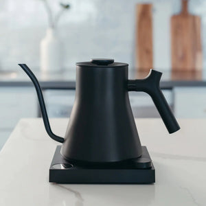 Svart elektrisk vannkoker med smal svanehals på basenhet, del av Fellow, Vannkoker, EspressoGear, alt om kaffe.