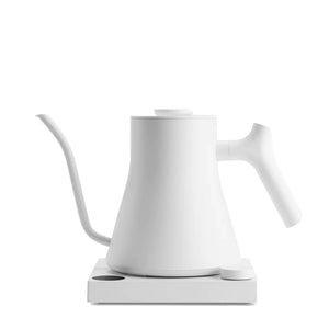 Hvit elektrisk vannkoker med smal gåsehals og digital temperaturkontroll, del av Fellow, EspressoGear, alt om kaffe