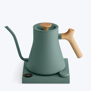 Grønn vannkoker med trehåndtak og lang smal tut for presis brygging, del av Fellow, EspressoGear, alt om kaffe