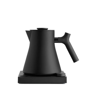Mattsvart vannkoker med balansert form og presisjon for brygging, del av Fellow, bryggtilbehør, alt om kaffe