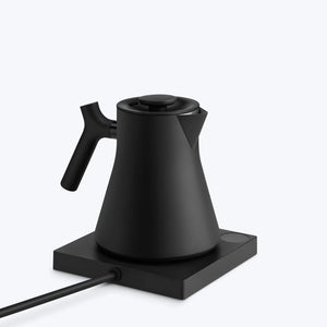 Matt svart vannkoker med ergonomisk håndtak på varmeplate, del av Fellow, EspressoGear, alt om kaffe