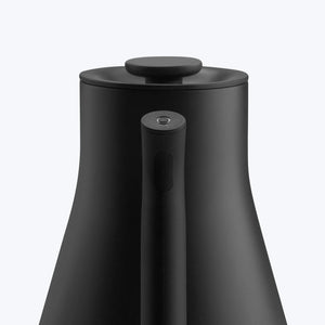 Matt svart vannkoker med stilren design og ergonomisk håndtak, del av Fellow, EspressoGear, alt om kaffe