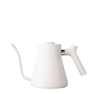 Hvit elektrisk vannkoker med smal tut for presis helling, del av Vannkoker og EspressoGear, alt om kaffe.