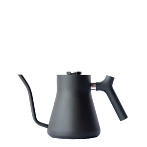 Matt svart vannkoker med presist svanehalsutløp, ideell for brygging, Siste nytt, alt om kaffe.