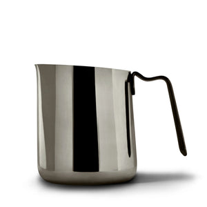 Rustfri melkekanne med presis helling for latte art, ergonomisk håndtak, barista espresso-tilbehør, alt om kaffe.
