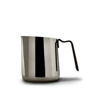 Speilblank melkekanne i rustfritt stål med ergonomisk håndtak, perfekt for latte art, espressotilbehør, alt om kaffe.