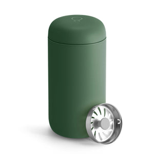 Isolert gjenbrukbar kaffekopp i grønn farge med avtakbart filter, del av Take away og EspressoGear, alt om kaffe.