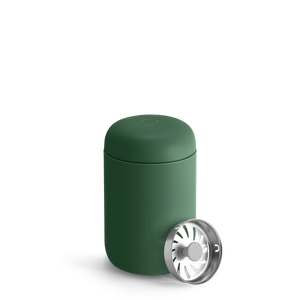 Grønn isolert kaffekopp med avtakbart lokk og filter, del av Take away og EspressoGear, alt om kaffe.