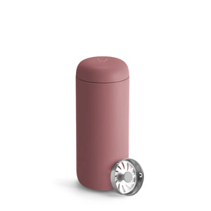Gjenbrukbar reiseboks i rosafarge med minimalistisk design og avtakbart lokk, del av Fellow, Take away, alt om kaffe