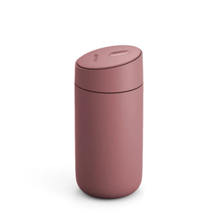 Gjenbrukbar reiseboks i dus rosa med skyvelokk, del av Fellow, Take away, siste nytt, alt om kaffe.