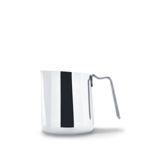 Polert melkekanne i rustfritt stål for presis helling, del av Espresso-tilbehør og melkekanner, alt om kaffe.