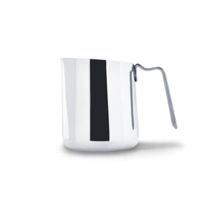 Polert melkekanne i rustfritt stål med presist tutmunnstykke, del av Espresso-tilbehør og melkekanne, alt om kaffe.