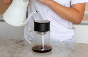 Glasserveringskanne med stilren design for presis brygging, baristatilbehør, Siste nytt, alt om kaffe.