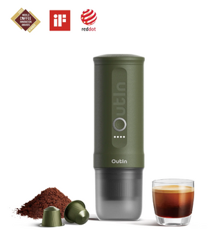 Bærbar espresso i skoggrønn tone med malt kaffe, kapsel og espresso i glass, kategori bærbare kaffetraktere.