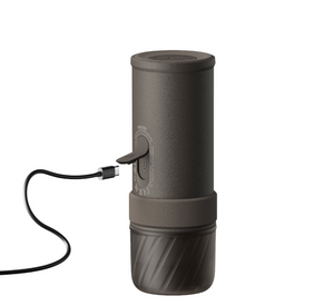 Bærbar espressomaskin i mørkgrå med USB-lading, del av bærbare kaffetraktere og utstyr fra Seneste nytt
