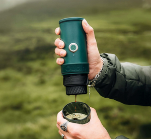 Håndholdt bærbar espressomaskin i canyon green med servering utendørs fra bærbare kaffetraktere.