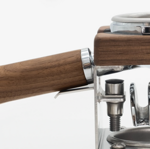Portafilterstøtte i tre og metall for stabil hvile ved espressobrygging, baristatilbehør, alt om kaffe.
