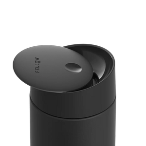 Matt svart take away-termos med skyvelokk, del av Fellow og EspressoGear, siste nytt fra Alt om kaffe.