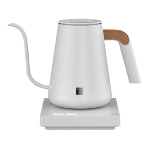 Hvit elektrisk vannkoker med smal tut og tre detaljer på håndtak, for barista og brygg tilbehør, alt om kaffe.
