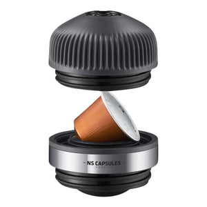 Adapter i svart og stål for Nespresso OriginalLine-kapsler, espresso-tilbehør fra Wacaco og EspressoGear.