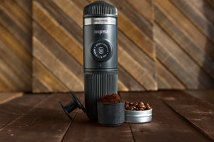 Svart bærbar Nanopresso med kapselkaffe og malt kaffe, espressotilbehør fra barista og bærbare kaffetraktere.
