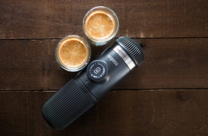 Bærbar espressomaskin med to kopper espresso på treflate, fra bærbare kaffetraktere og barista-utstyr