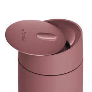 Gjenbrukbar rosa reise-kopp med skyvelokk i moderne design, del av Fellow, Take away, EspressoGear, alt om kaffe.