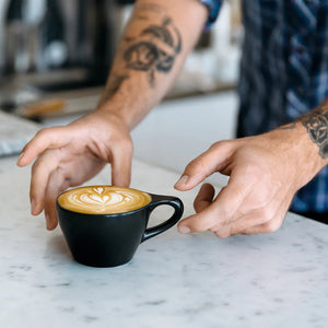 Lino Stor Cappuccino Kopp 180ml med fat - Svart - Barista och Espresso